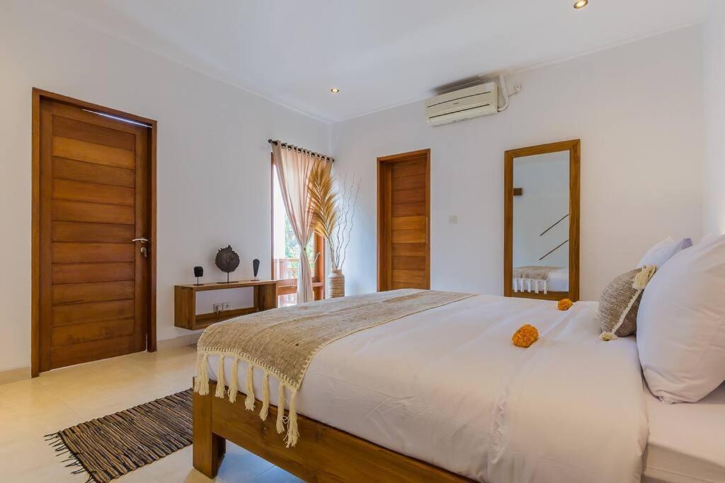 Lima - 5 Bdrs, Bbq, Living With Ac And Private Pool Seminyak (Bali)