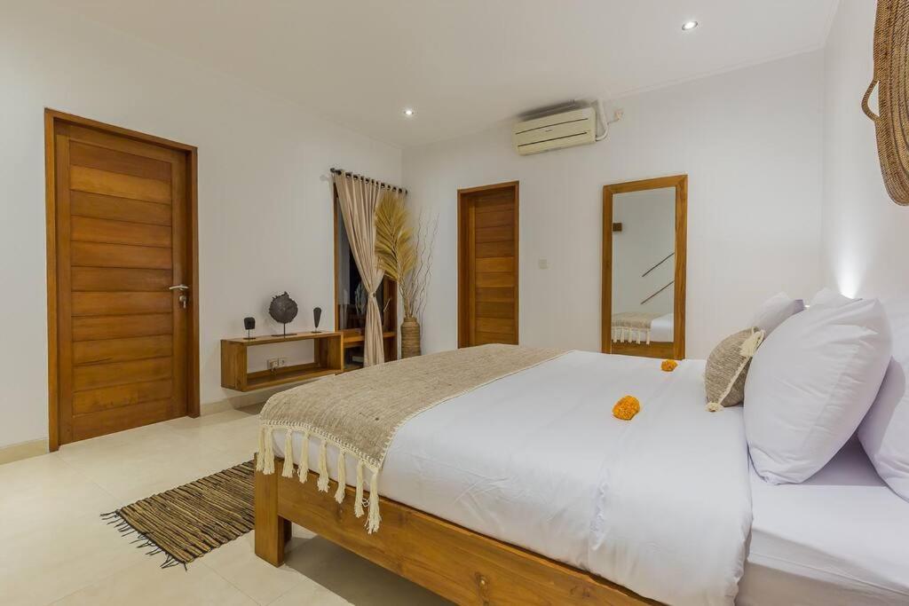 Villa Lima - 5 Bdrs, Bbq, Living With Ac And Private Pool Seminyak (Bali)