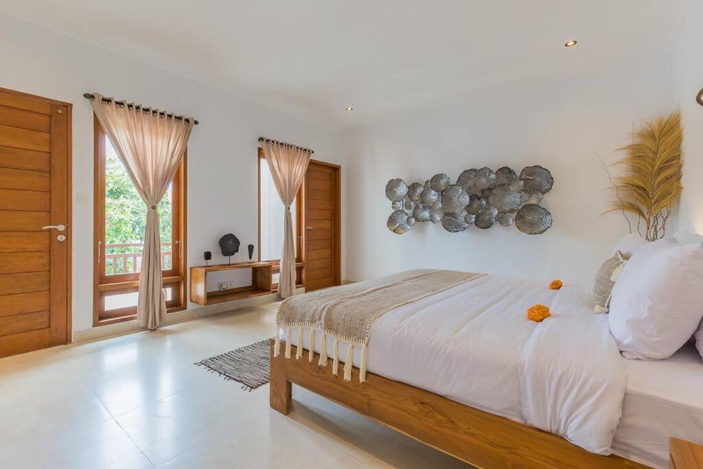 Lima - 5 Bdrs, Bbq, Living With Ac And Private Pool Villa *