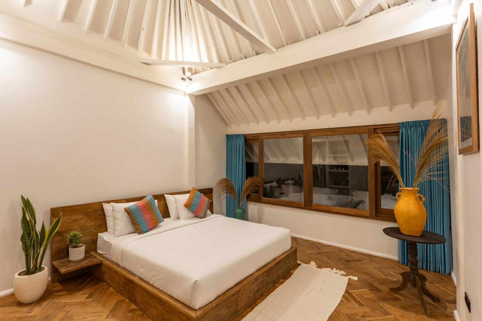 Villa 2 Bdr Villa, Walking Distance To Beach.
