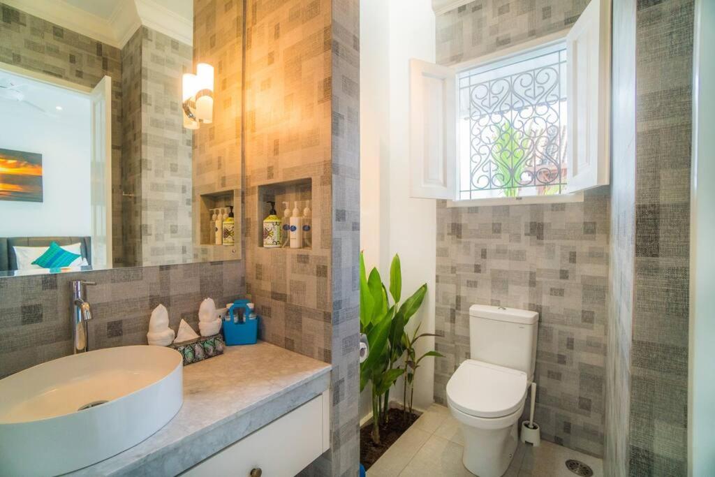 Charming 2br Ley 66 Walking To Shops&beach Vila