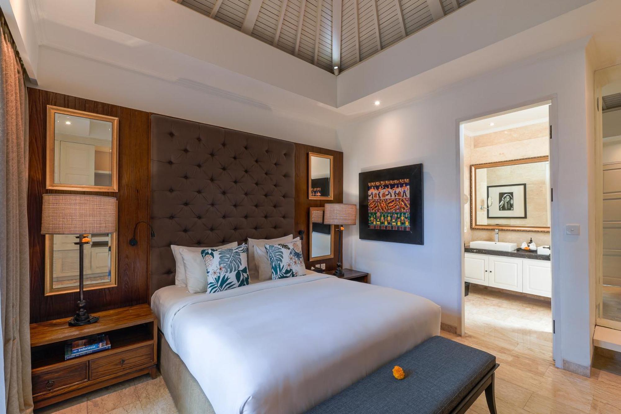 Villa Mosan House: Art-filled Gem Near & Square *