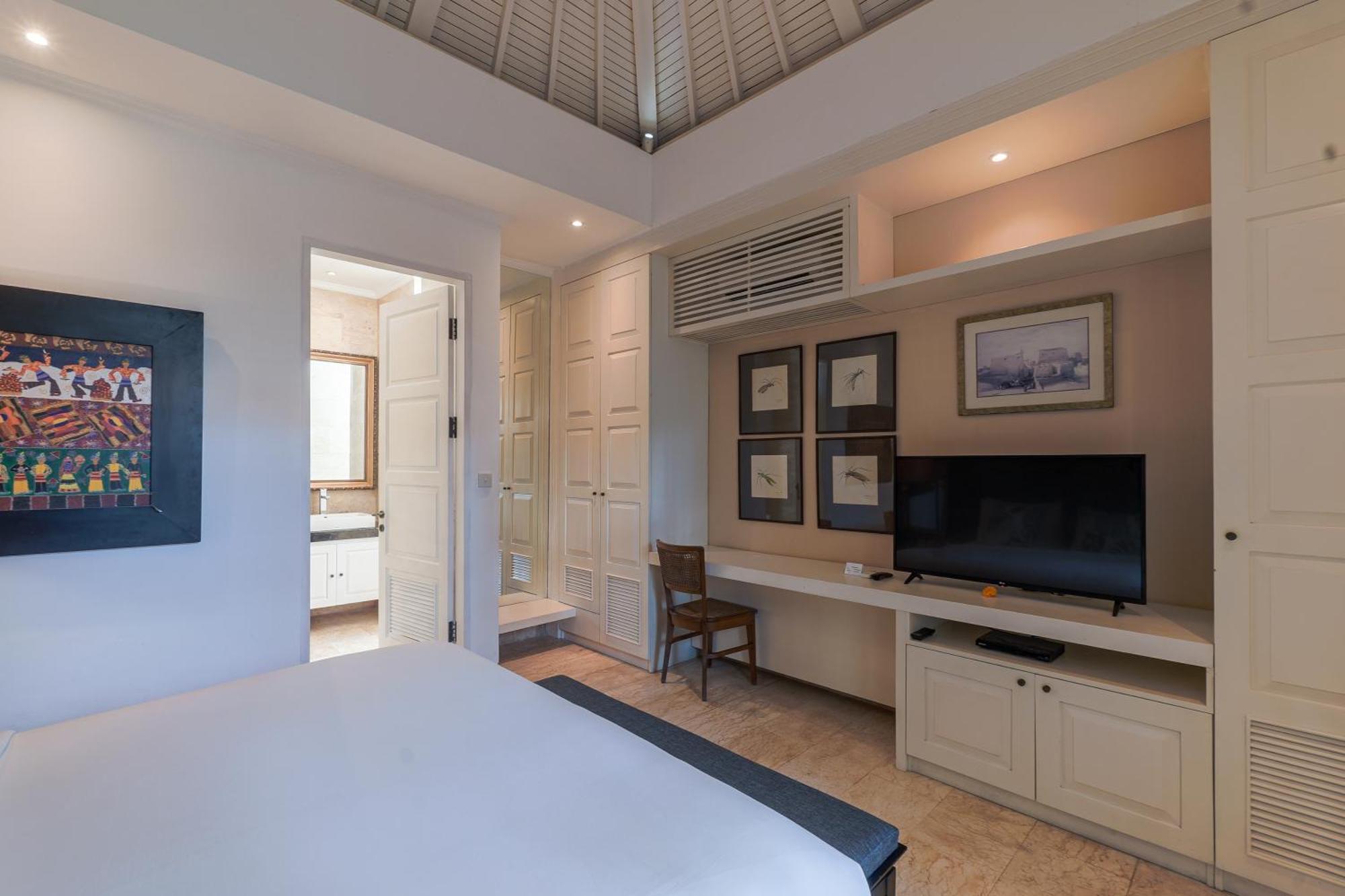 Mosan House: Art-filled Gem Near & Square Villa *