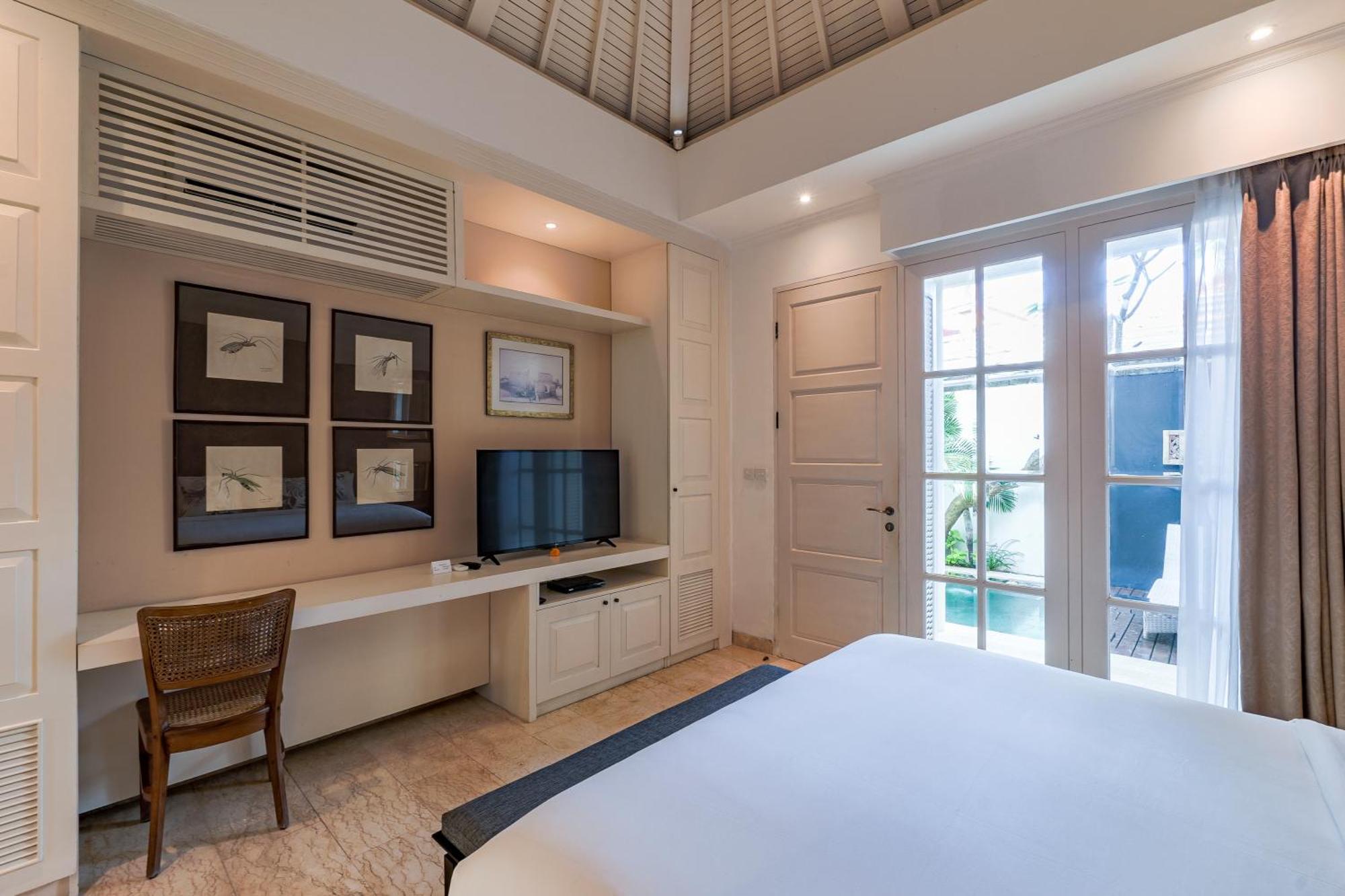Villa Mosan House: Art-filled Gem Near & Square *