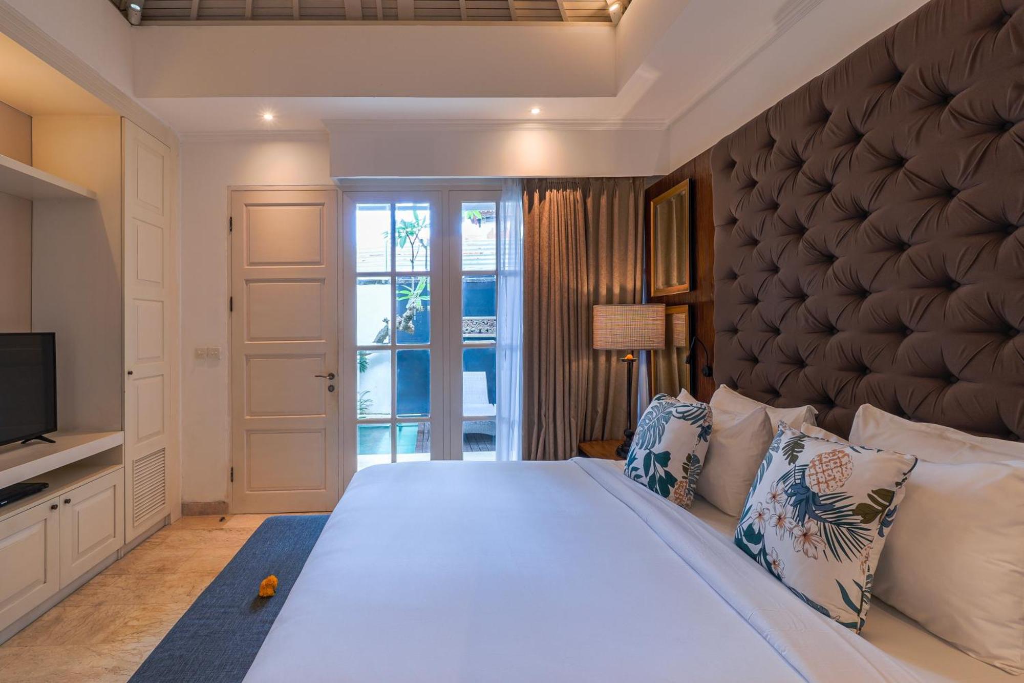 Mosan House: Art-filled Gem Near & Square Villa *