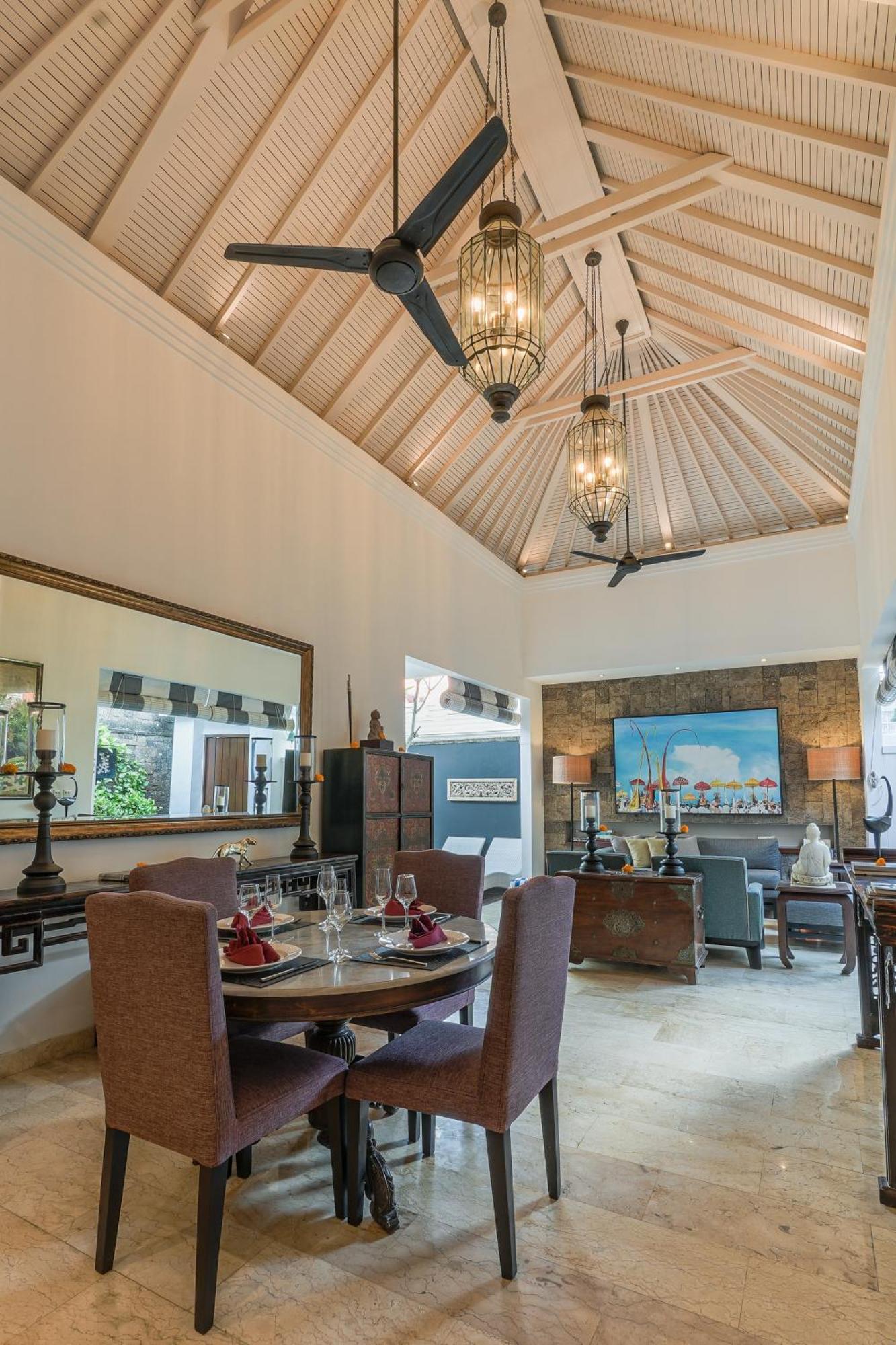 Mosan House: Art-filled Gem Near & Square Villa