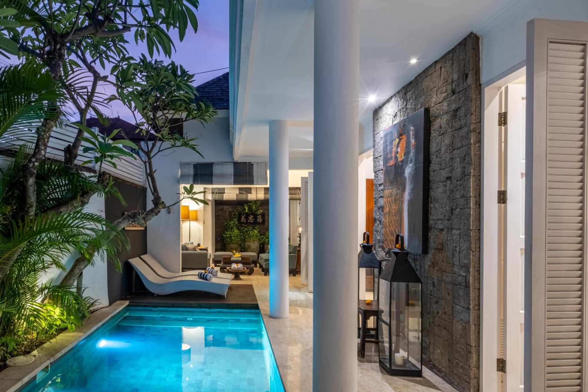 Mosan House: Art-filled Gem Near & Square Villa *