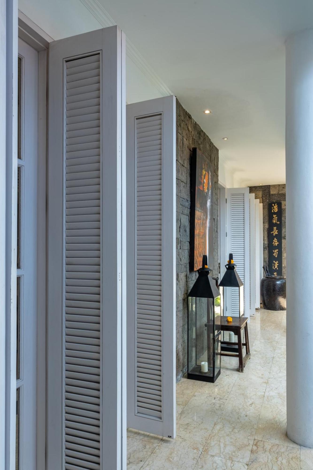 Mosan House: Art-filled Gem Near & Square Villa