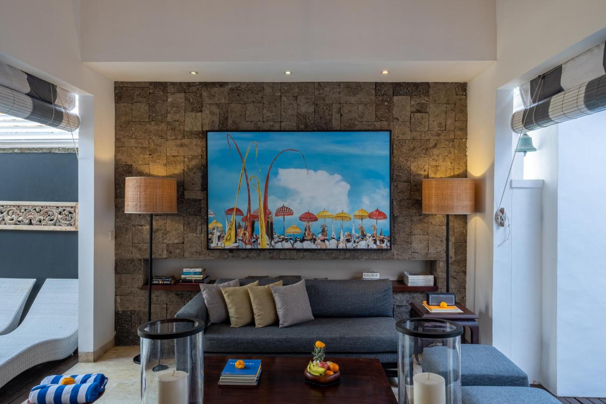 Mosan House: Art-filled Gem Near & Square Villa *