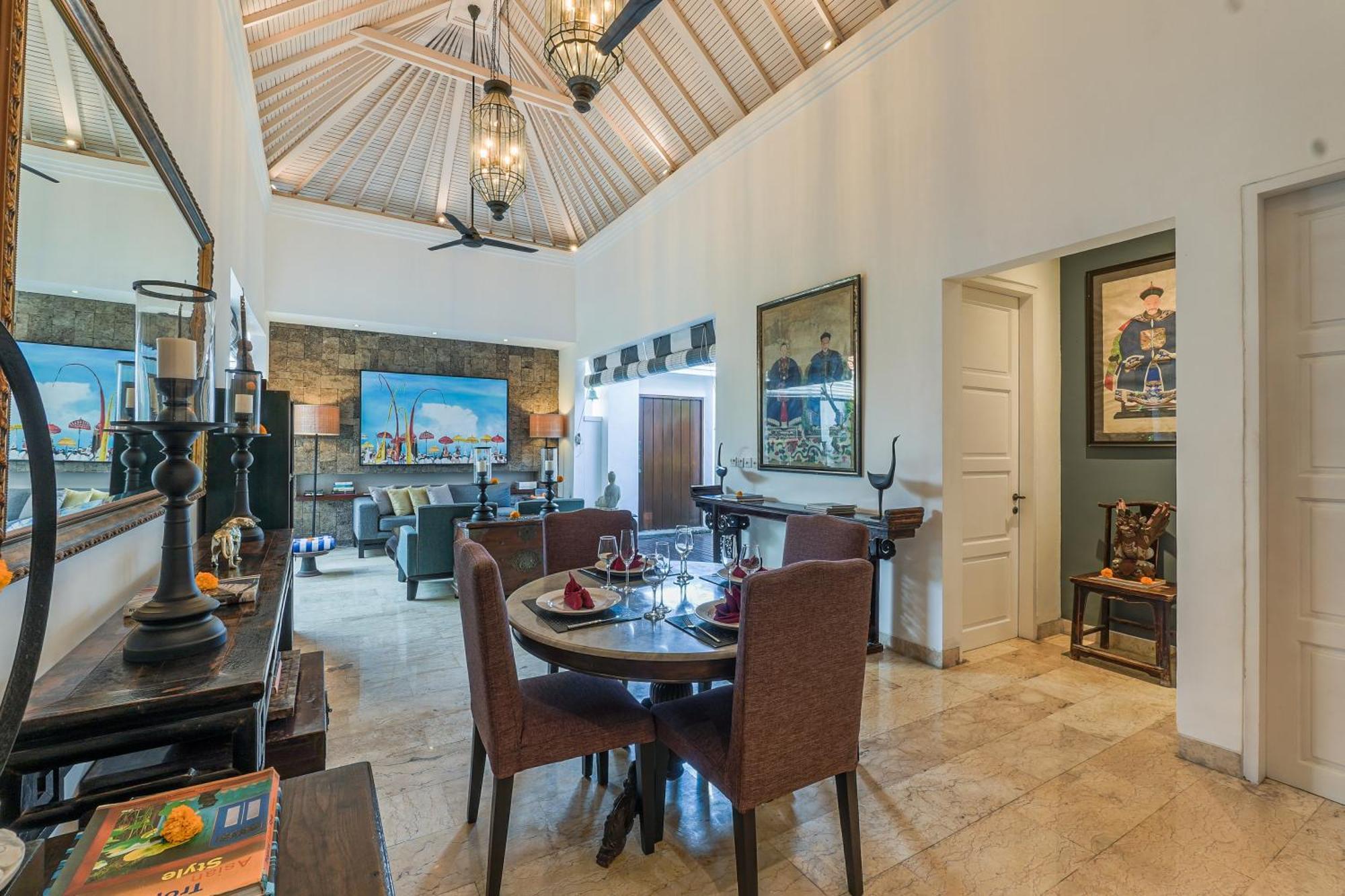 Villa Mosan House: Art-filled Gem Near & Square