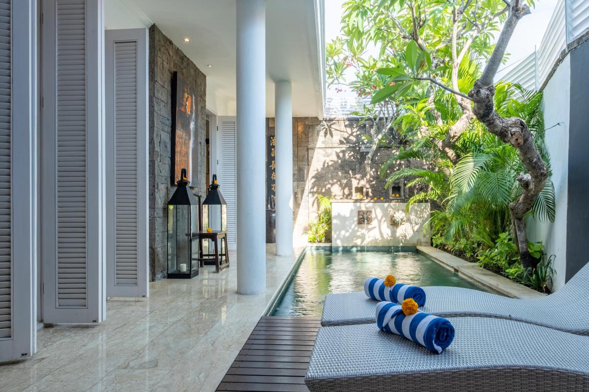 Mosan House: Art-filled Gem Near & Square Villa