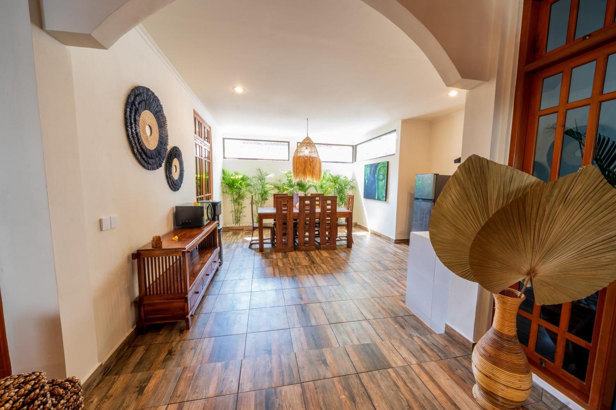 Wes - Legian - 5 Bedroom - 4 Bath - Location Villa
