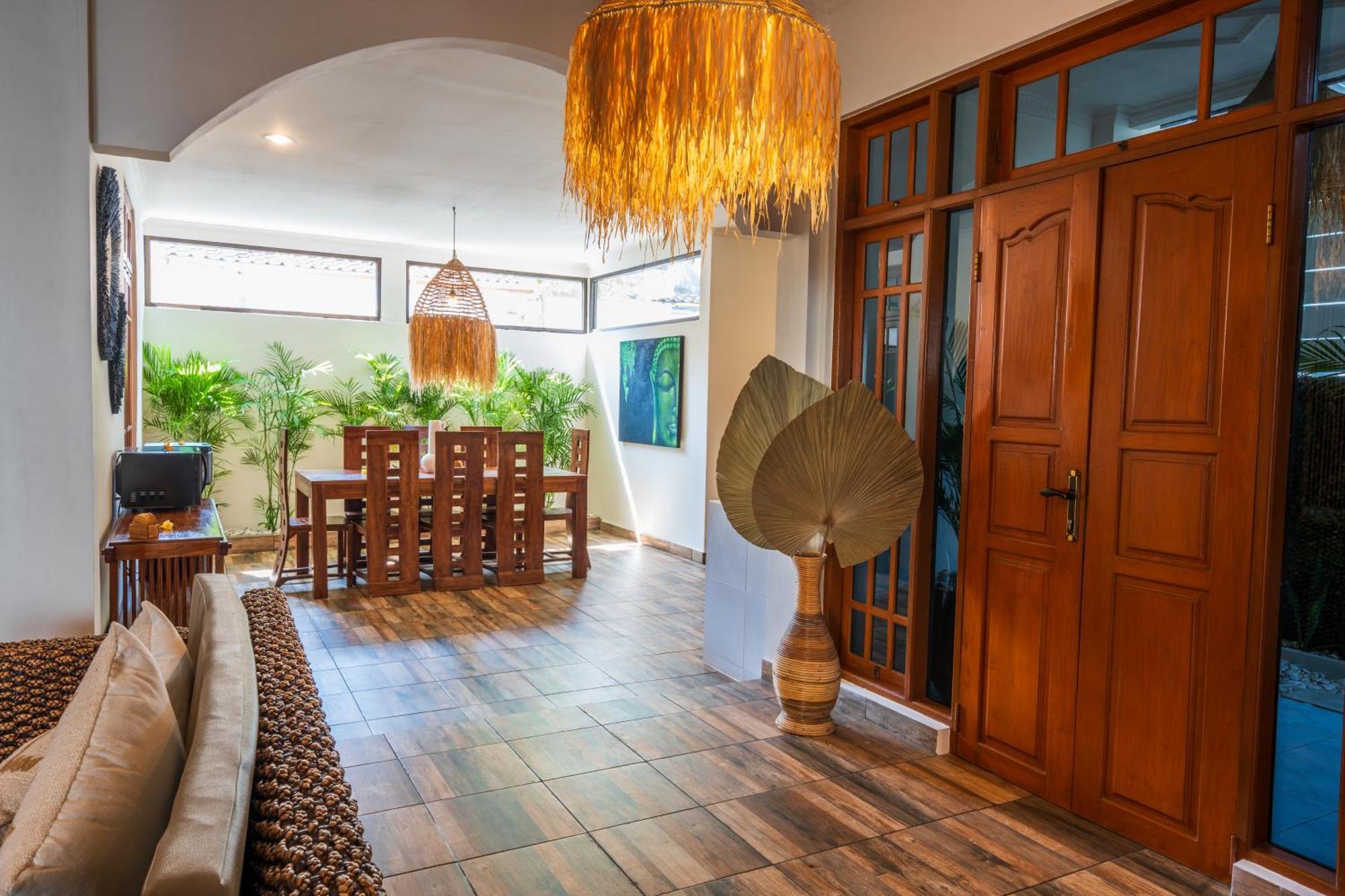 Wes - Legian - 5 Bedroom - 4 Bath - Location Villa *