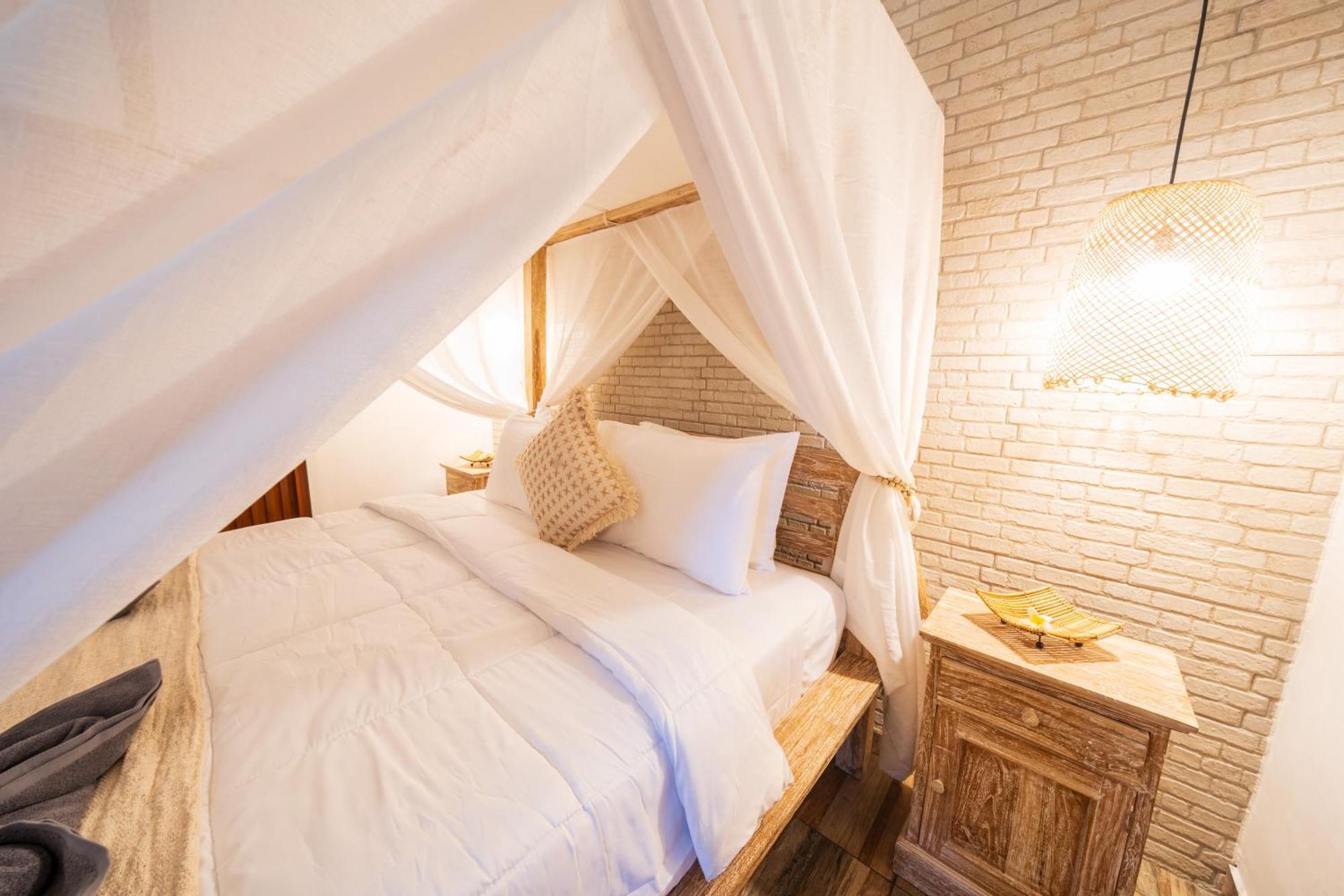 Wes - Legian - 5 Bedroom - 4 Bath - Location Villa