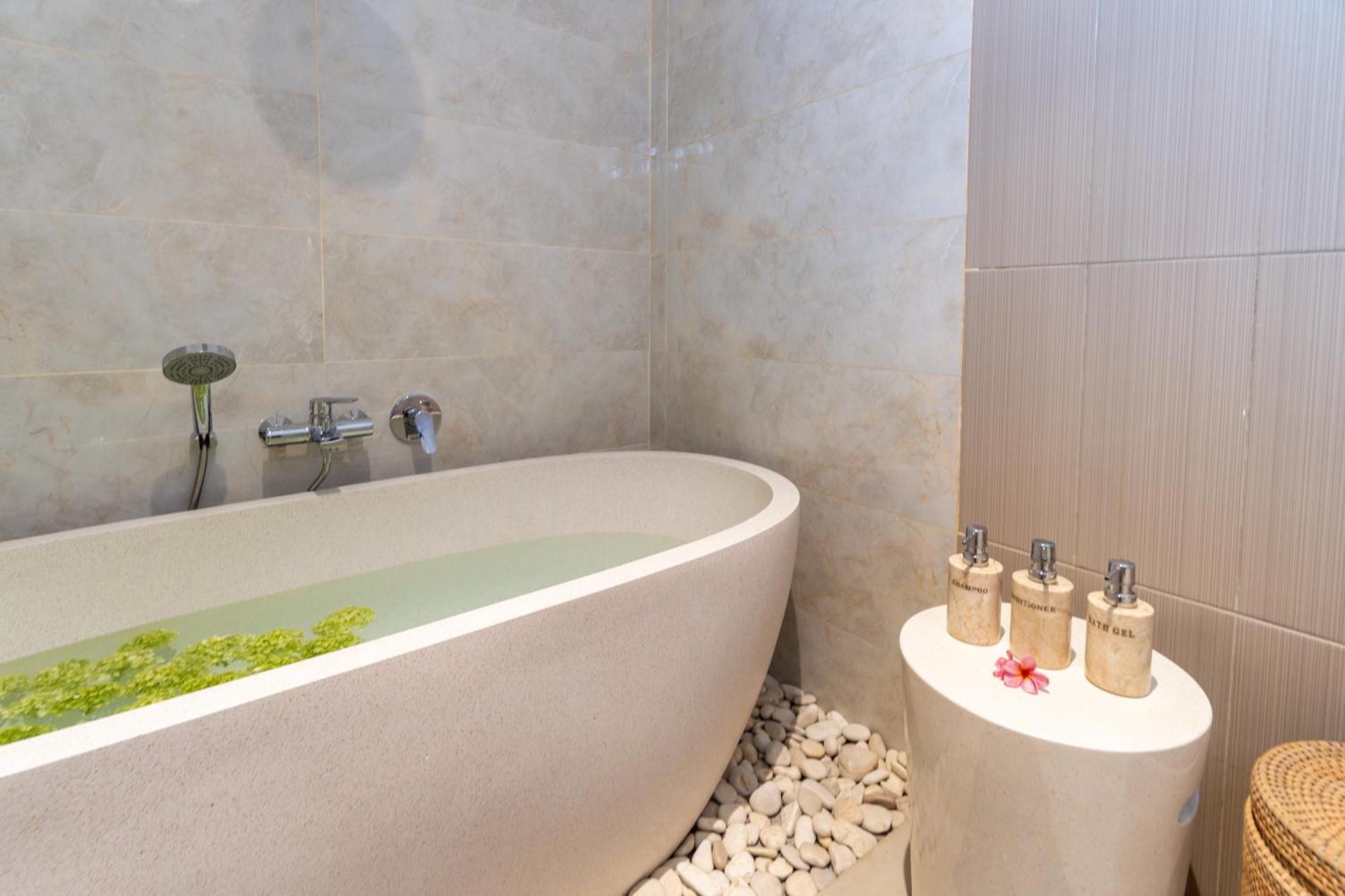 Castelu 3br Peacefully Near Mertanadi Seminyak (Bali)