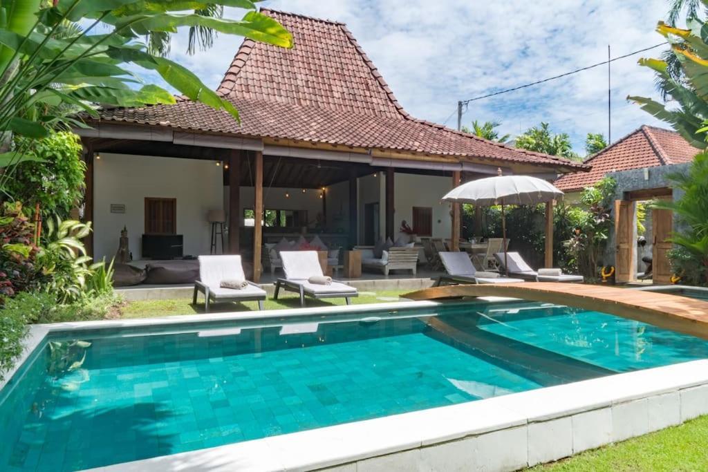 Joglo Oberoi Beautiful 4br Prime Location *