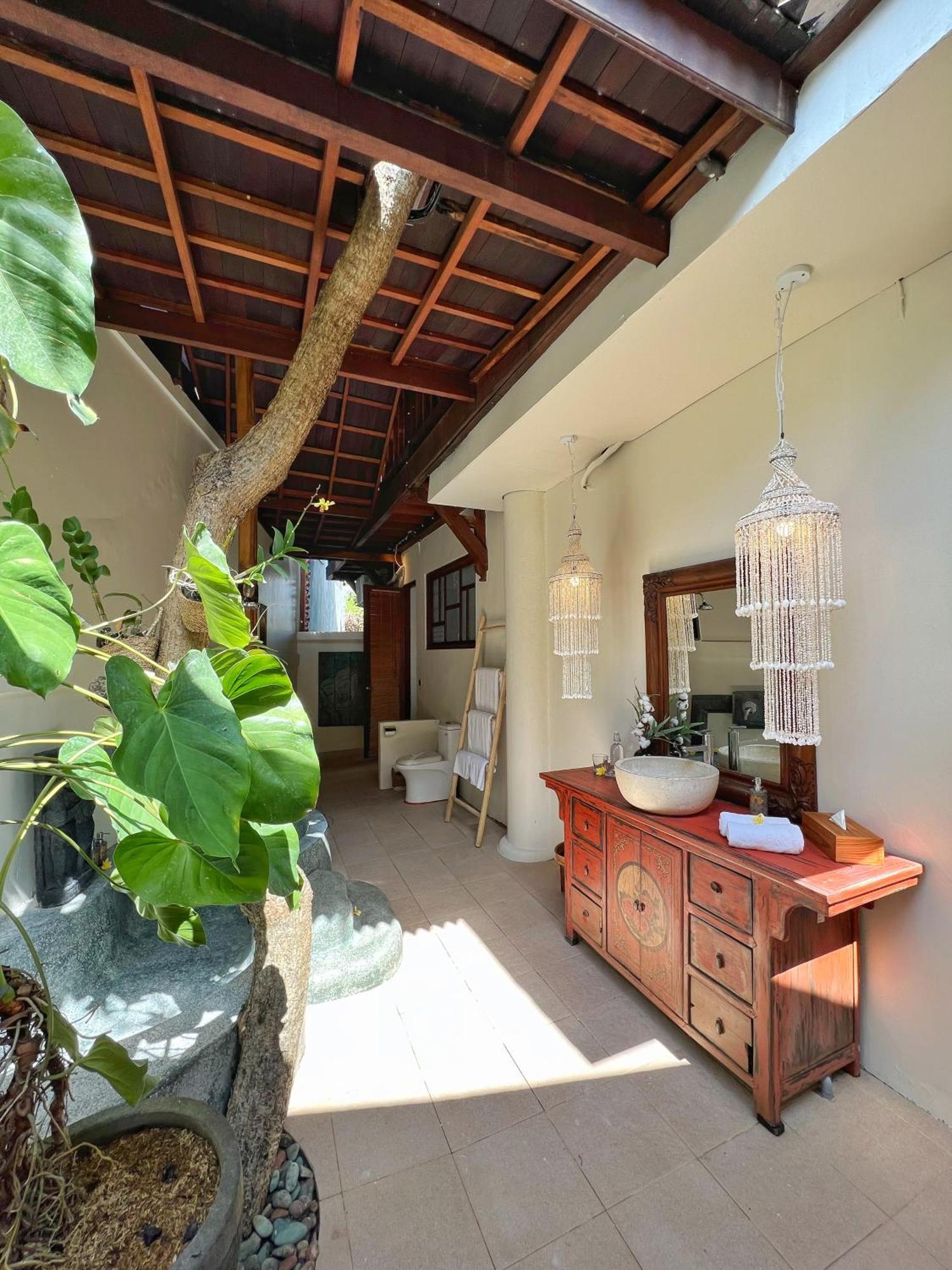 Nicole 5br Paradise, Quiet Area In Oberoi *