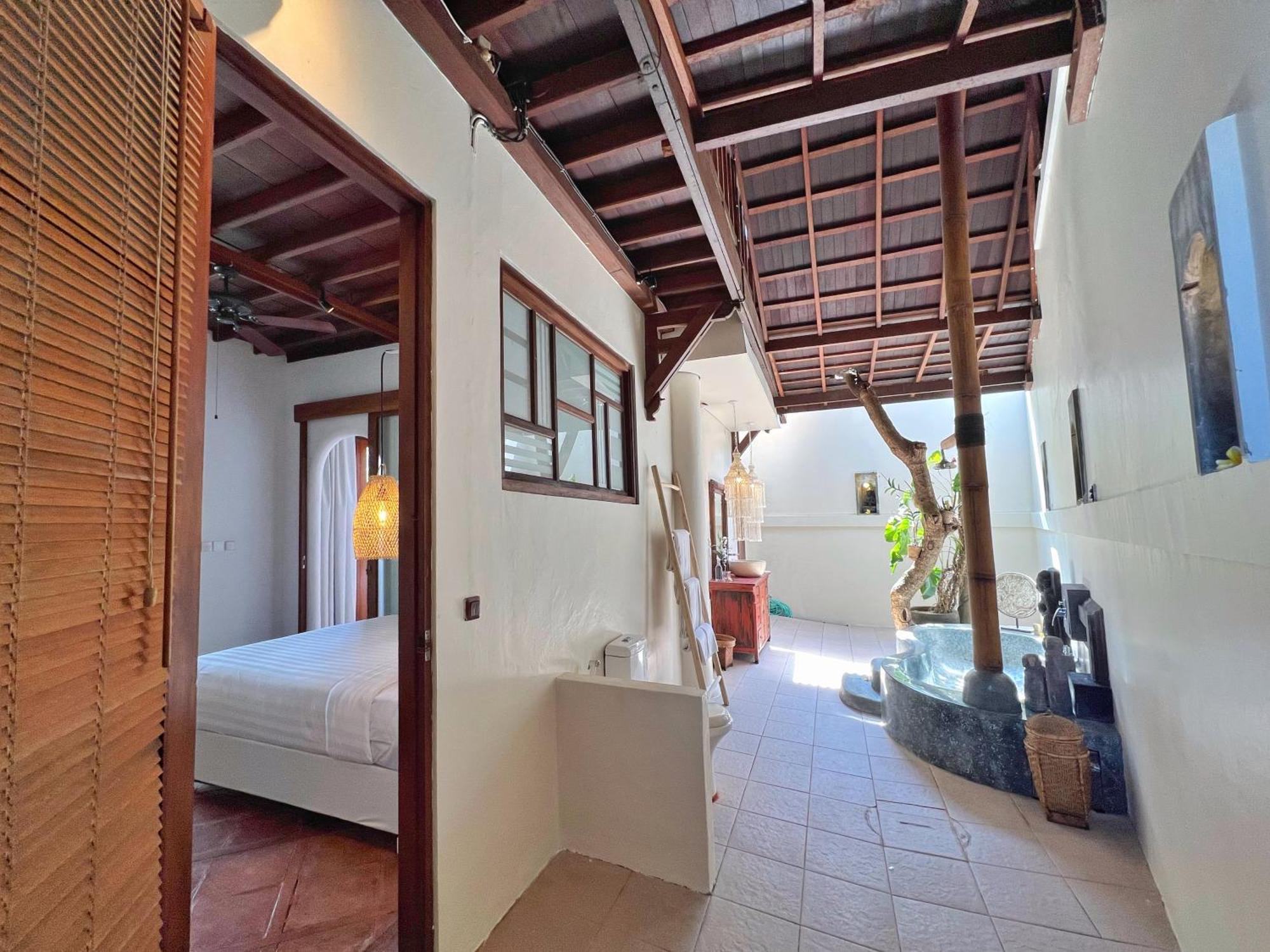 Nicole 5br Paradise, Quiet Area In Oberoi *