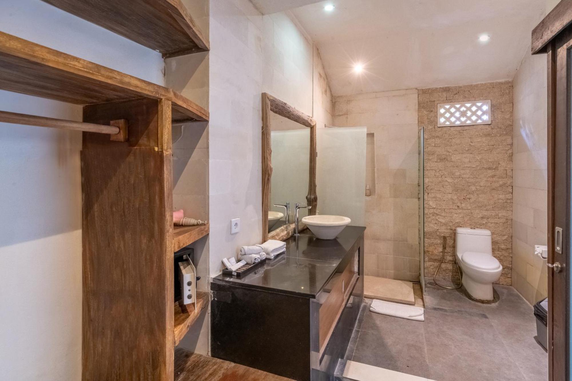 Villa Enclose Living 5br Center Of Near Seminyak (Bali)