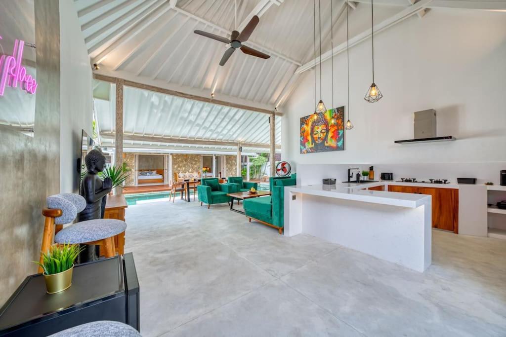 Beautiful Yang Tao In The Heart Of With Private Staff Villa