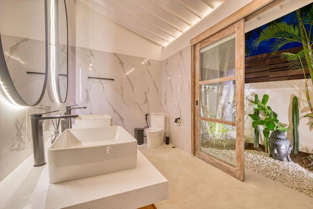 Villa Beautiful Yang Tao In The Heart Of With Private Staff Seminyak (Bali)