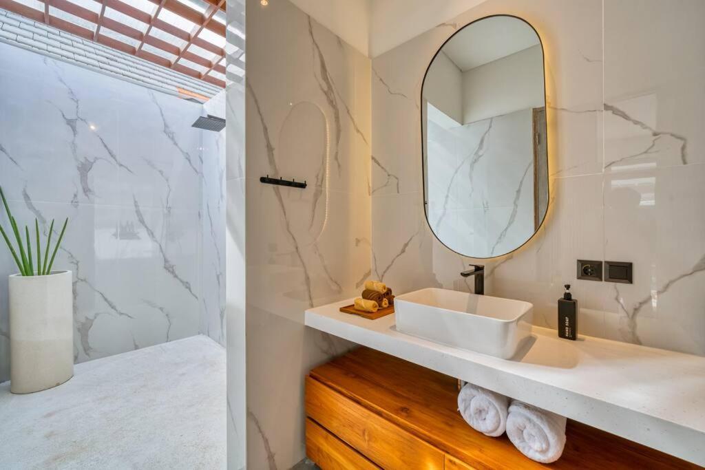 Beautiful Yang Tao In The Heart Of With Private Staff * Seminyak (Bali)