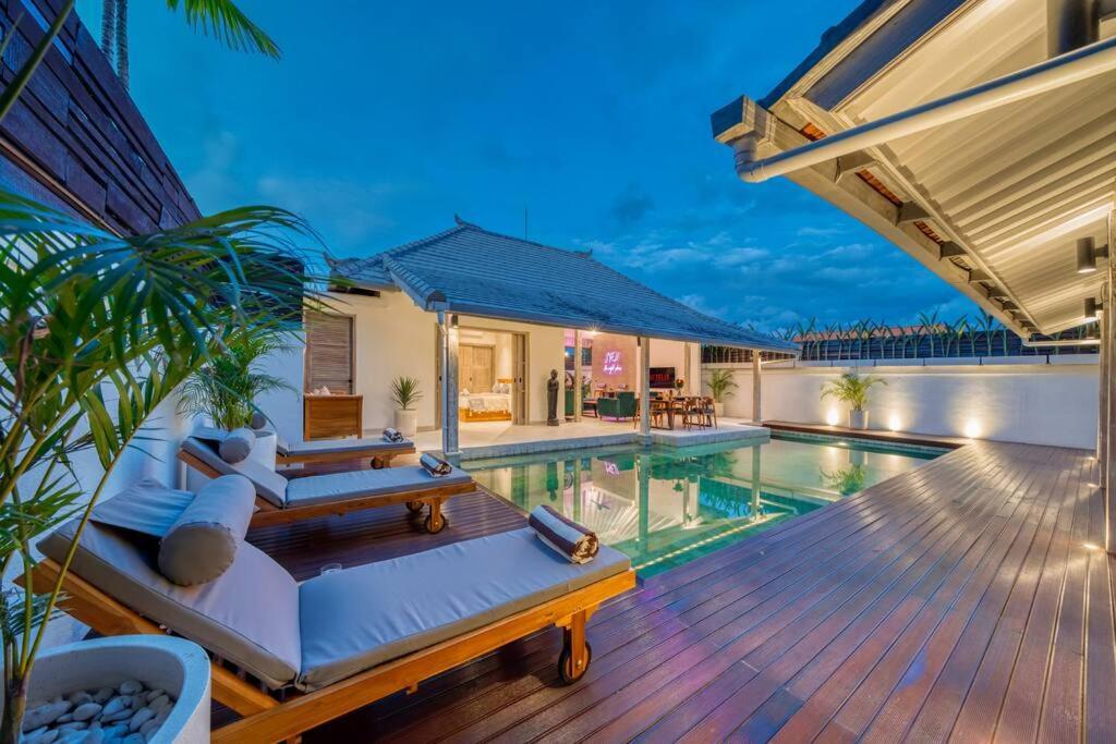 Beautiful Yang Tao In The Heart Of With Private Staff Villa Seminyak (Bali)