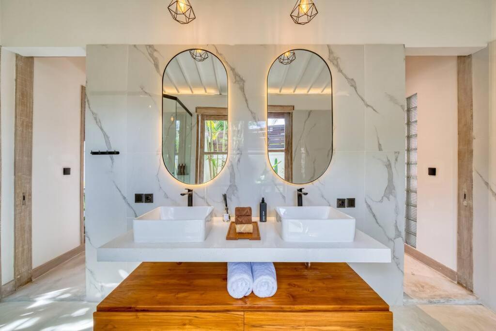 Beautiful Yang Tao In The Heart Of With Private Staff Villa *