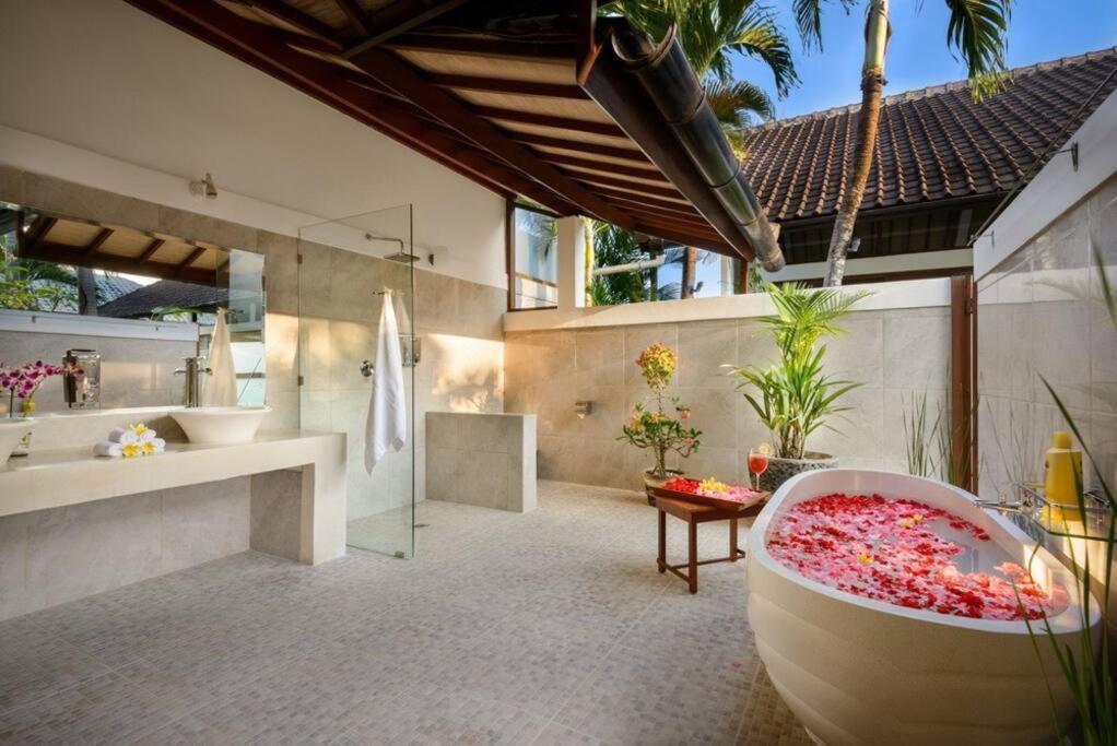 Villa Noa, 3 Bed Luxury Villa, Large Pool In Oberoi Street;