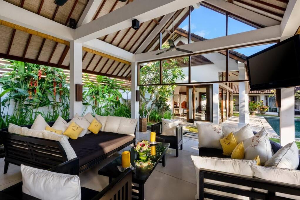 Noa, 3 Bed Luxury Villa, Large Pool In Oberoi Street;