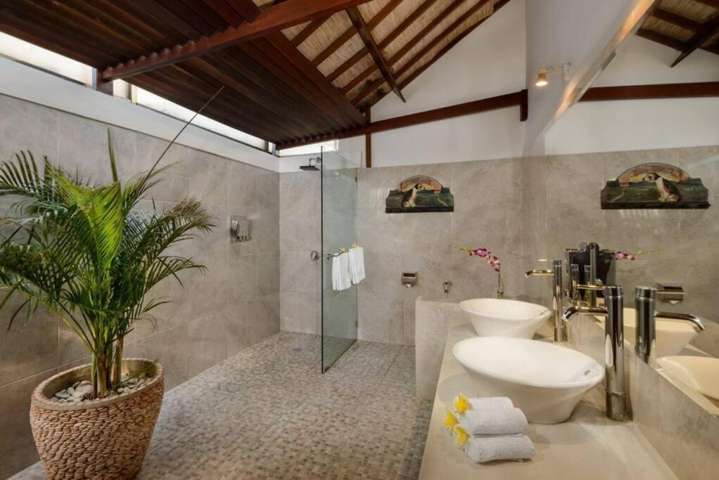 Noa, 3 Bed Luxury Villa, Large Pool In Oberoi Street;