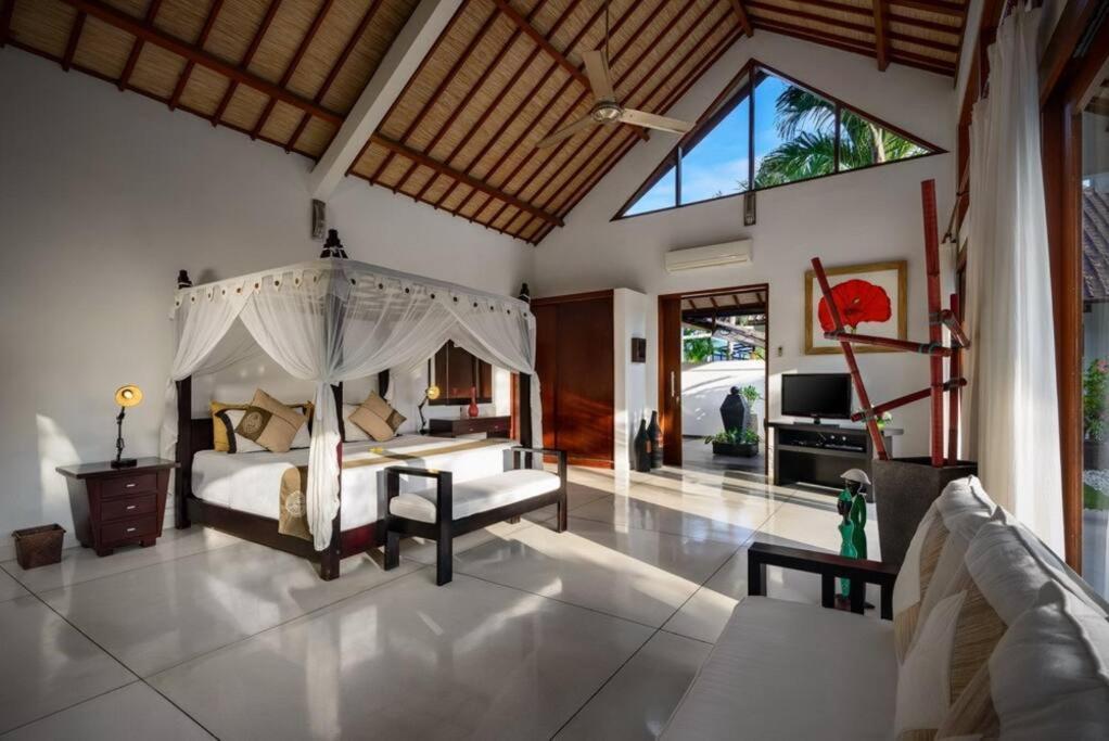 Noa, 3 Bed Luxury Villa, Large Pool In Oberoi Street; Seminyak (Bali)