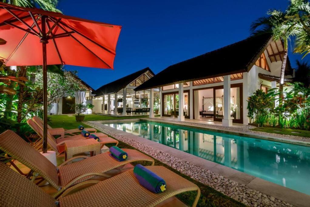 Noa, 3 Bed Luxury Villa, Large Pool In Oberoi Street;