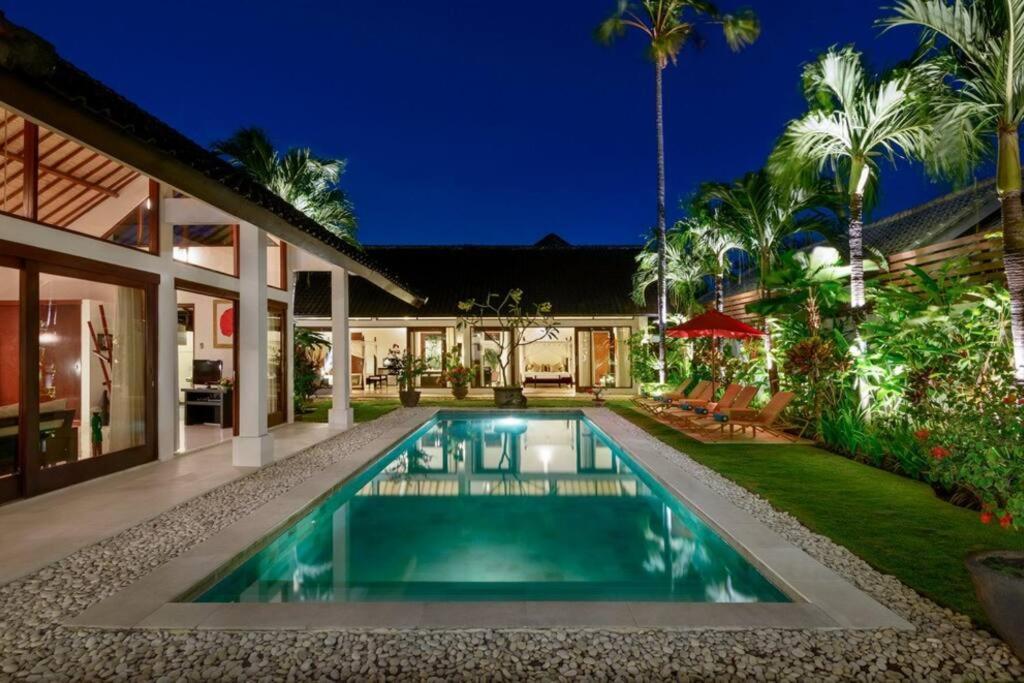 Noa, 3 Bed Luxury Villa, Large Pool In Oberoi Street;