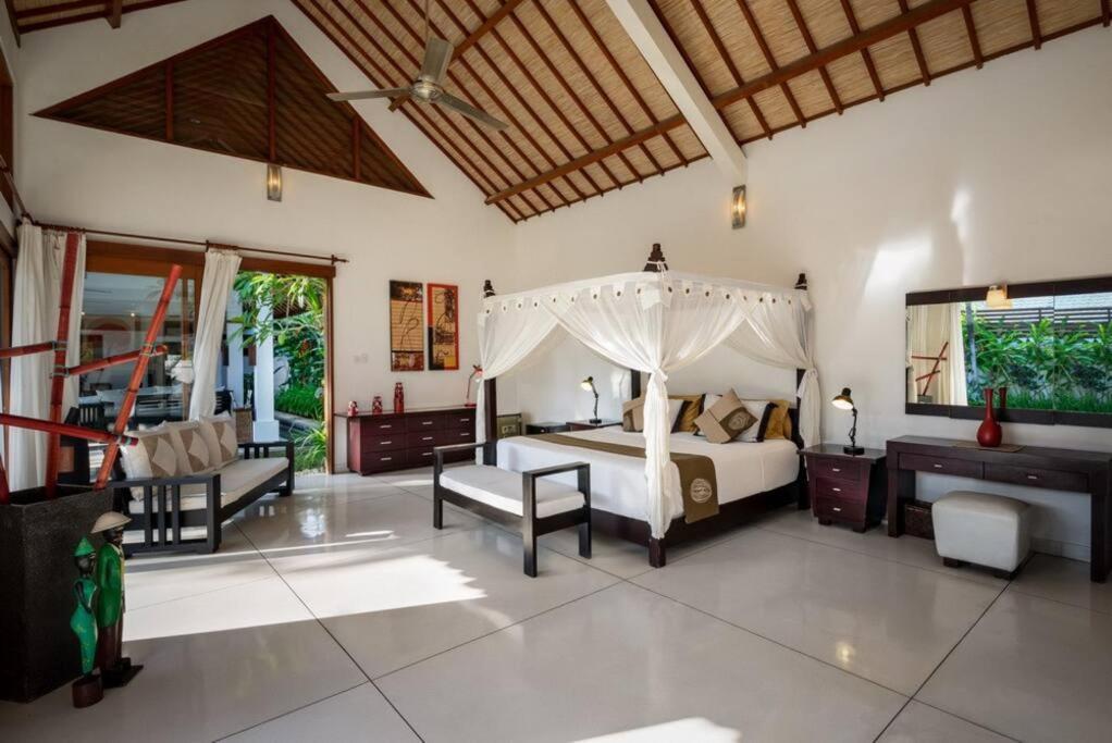 Villa Noa, 3 Bed Luxury Villa, Large Pool In Oberoi Street;