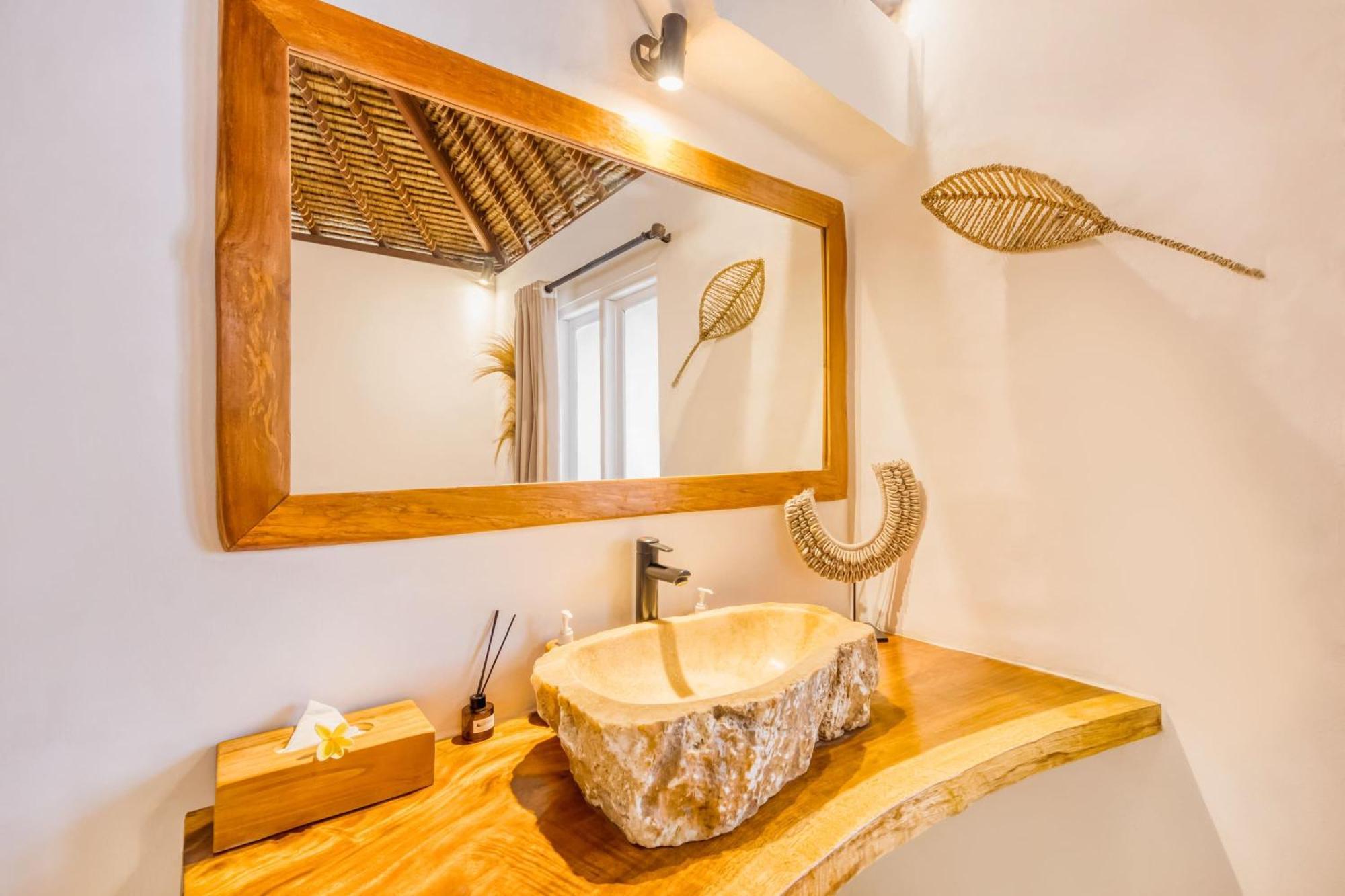 Barcelona - Private 5 Bdr In Seminyak, Location, Large Pool & Garden