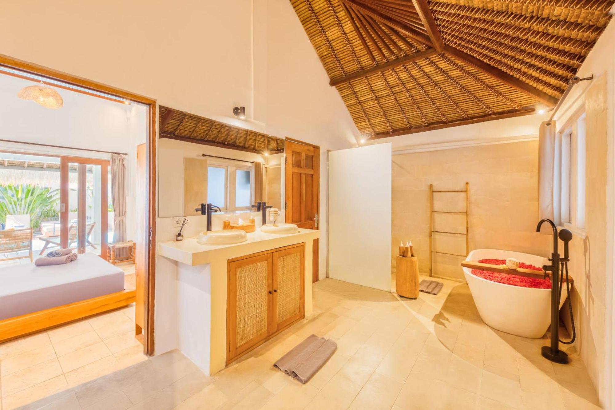 Barcelona - Private 5 Bdr In Seminyak, Location, Large Pool & Garden