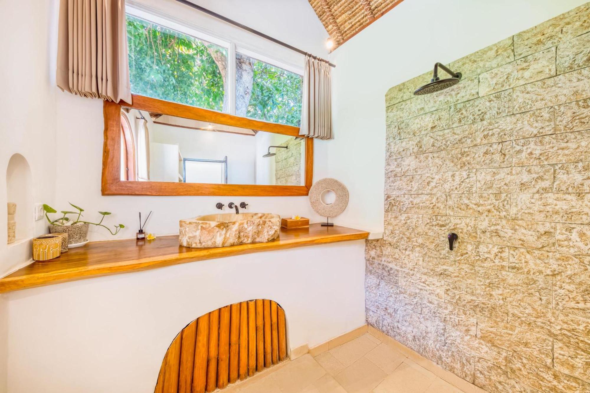 Barcelona - Private 5 Bdr In Seminyak, Location, Large Pool & Garden Vila