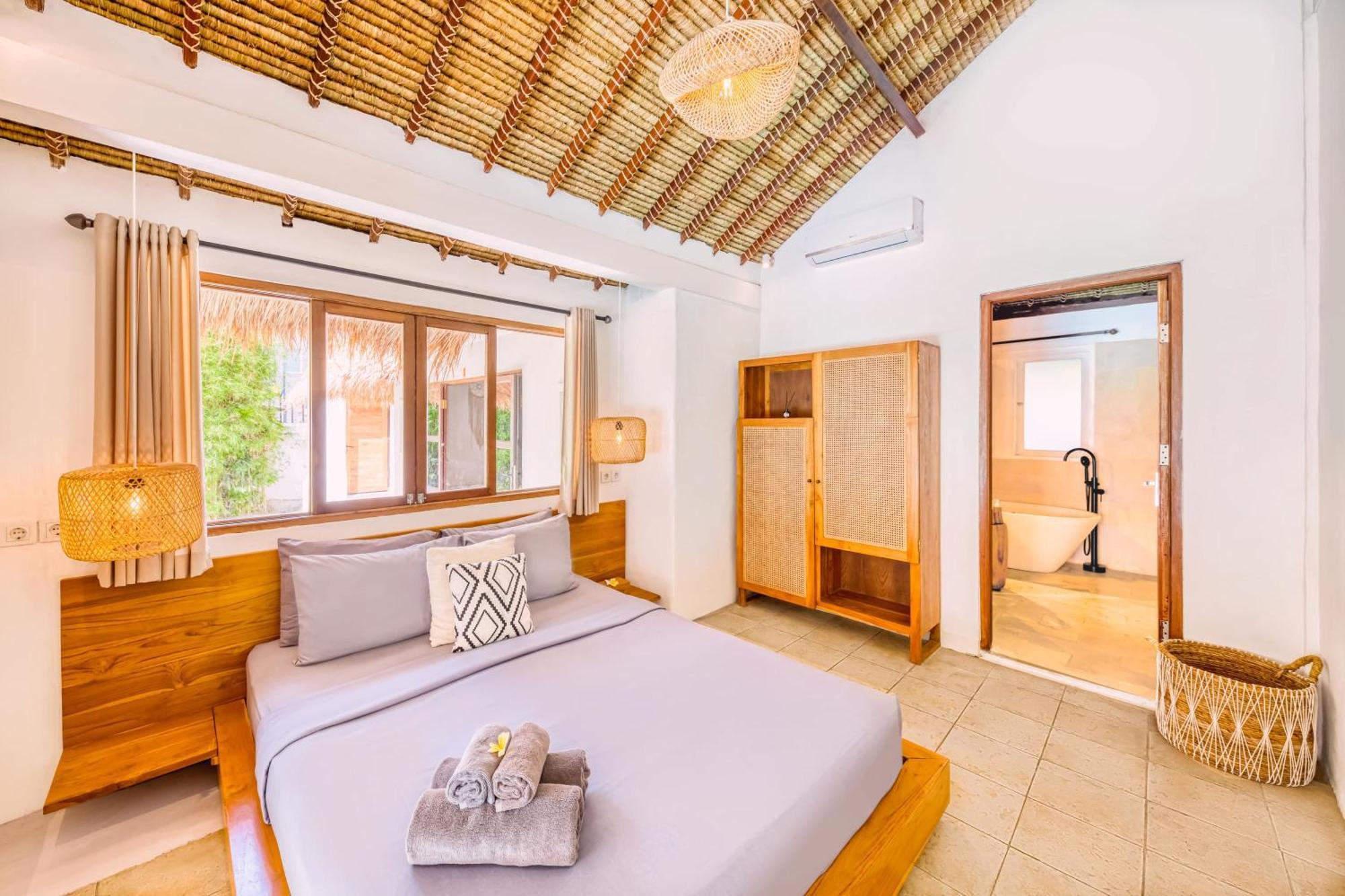 Barcelona - Private 5 Bdr In Seminyak, Location, Large Pool & Garden Vila *
