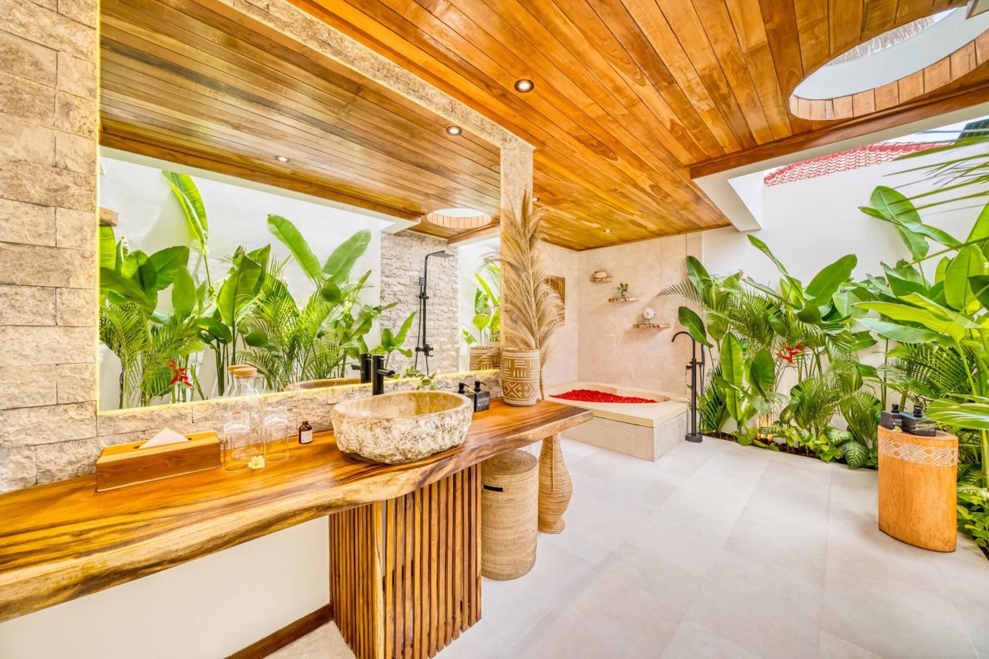 Vienna - New 8bdr Jacuzzi Sauna And Cinema Villa Seminyak (Bali)