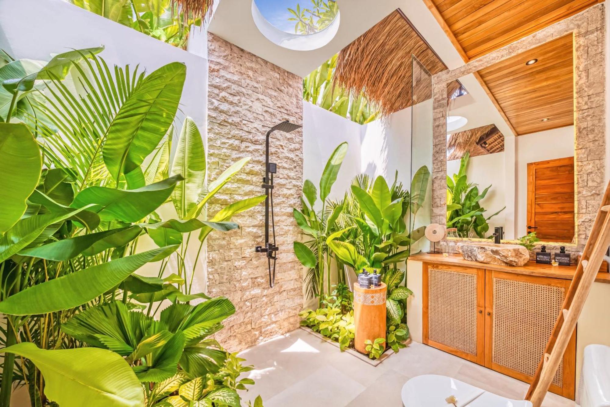 Vienna - New 8bdr Jacuzzi Sauna And Cinema Villa Seminyak (Bali)