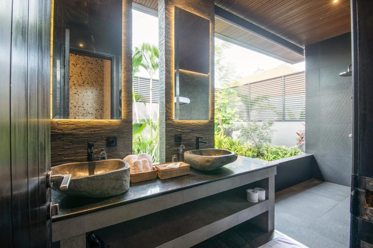 Sumptuous 5br Luxury Redefined In Villa Seminyak (Bali)