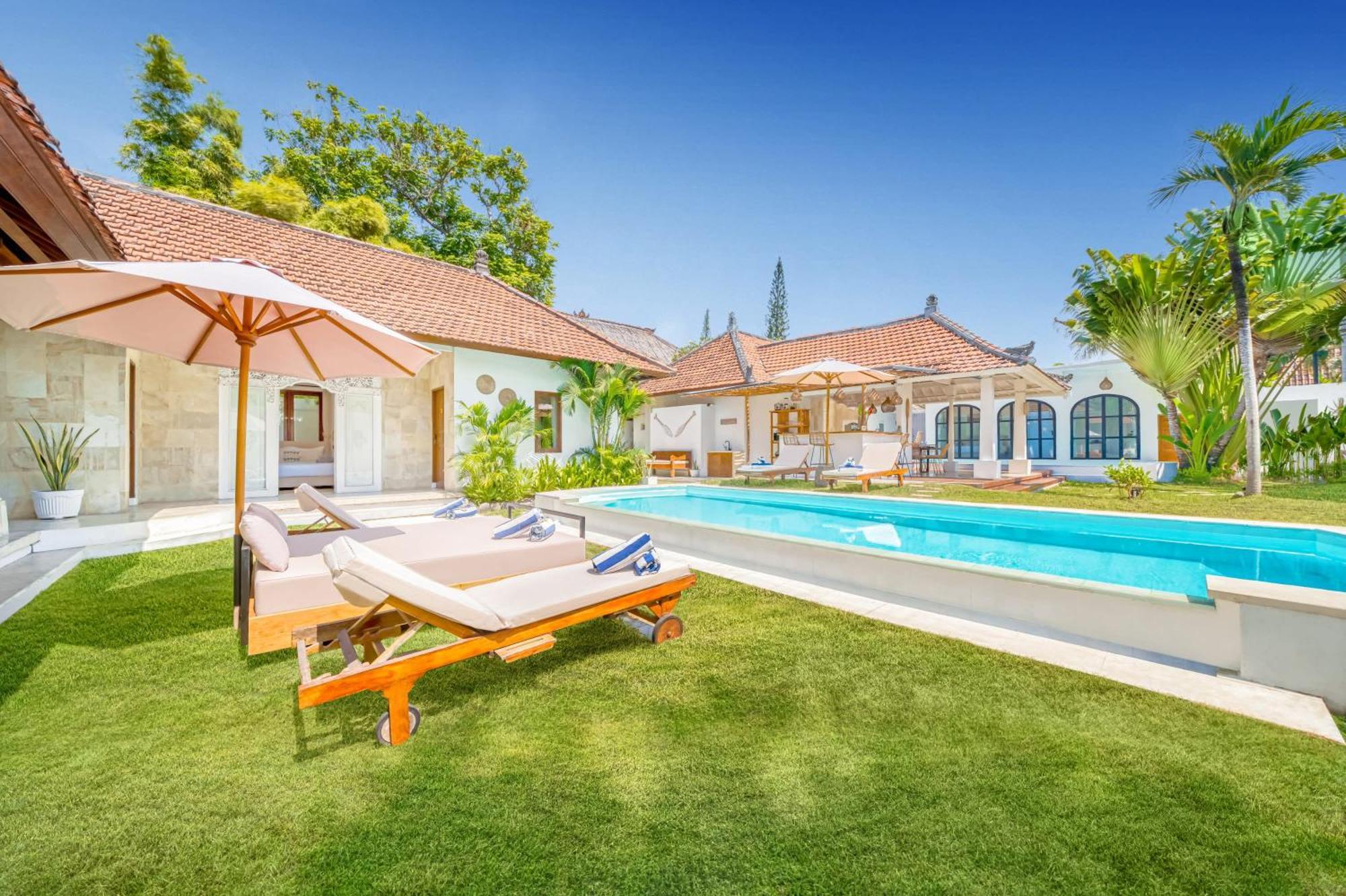 Villa Cologne - 6 Bdr Villa, 2 Private Pools & Huge Garden, Walk To The *