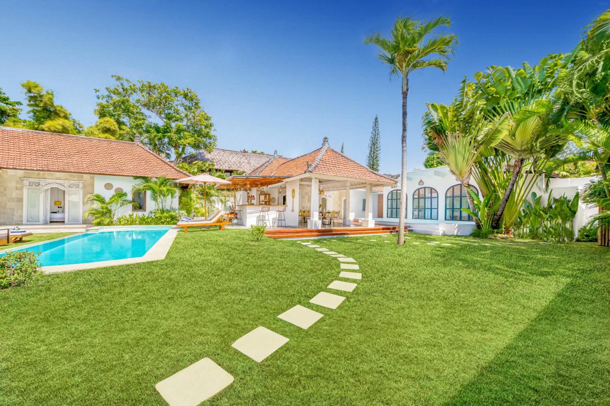 Cologne - 6 Bdr Villa, 2 Private Pools & Huge Garden, Walk To The *