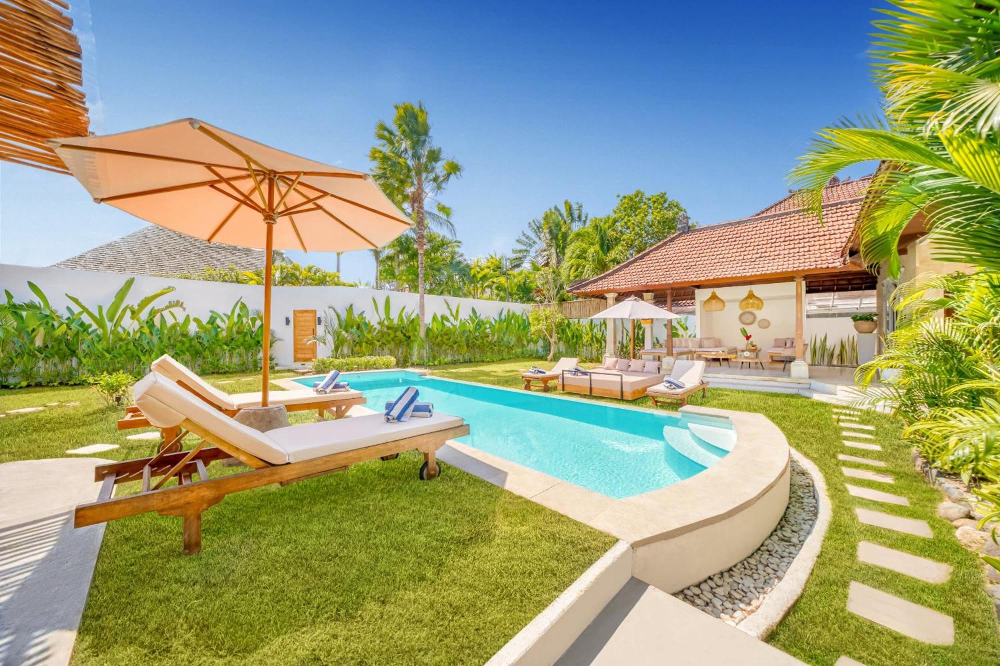 Villa Cologne - 6 Bdr Villa, 2 Private Pools & Huge Garden, Walk To The