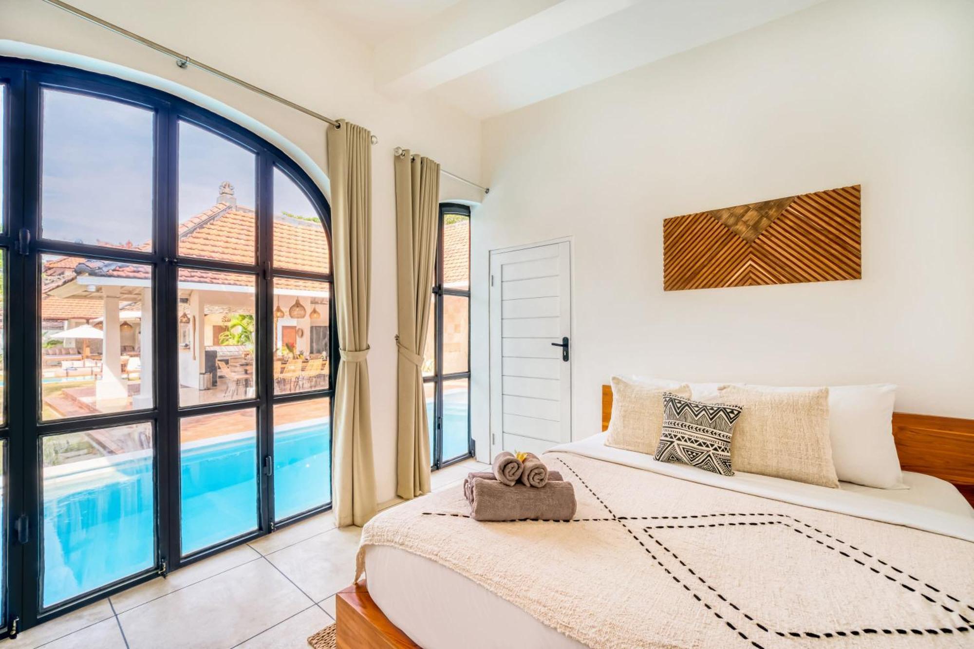 Villa Cologne - 6 Bdr Villa, 2 Private Pools & Huge Garden, Walk To The