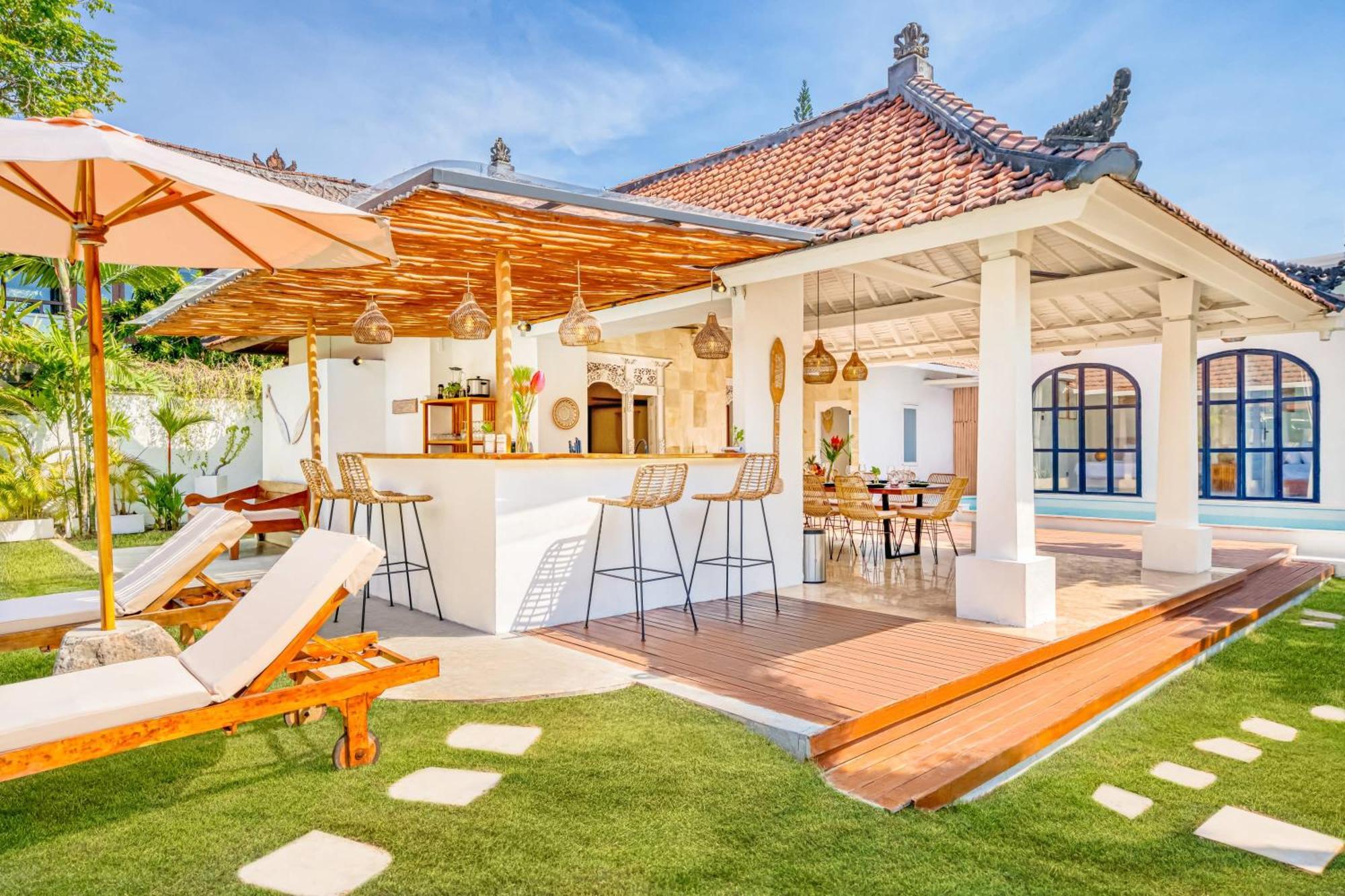 Cologne - 6 Bdr Villa, 2 Private Pools & Huge Garden, Walk To The