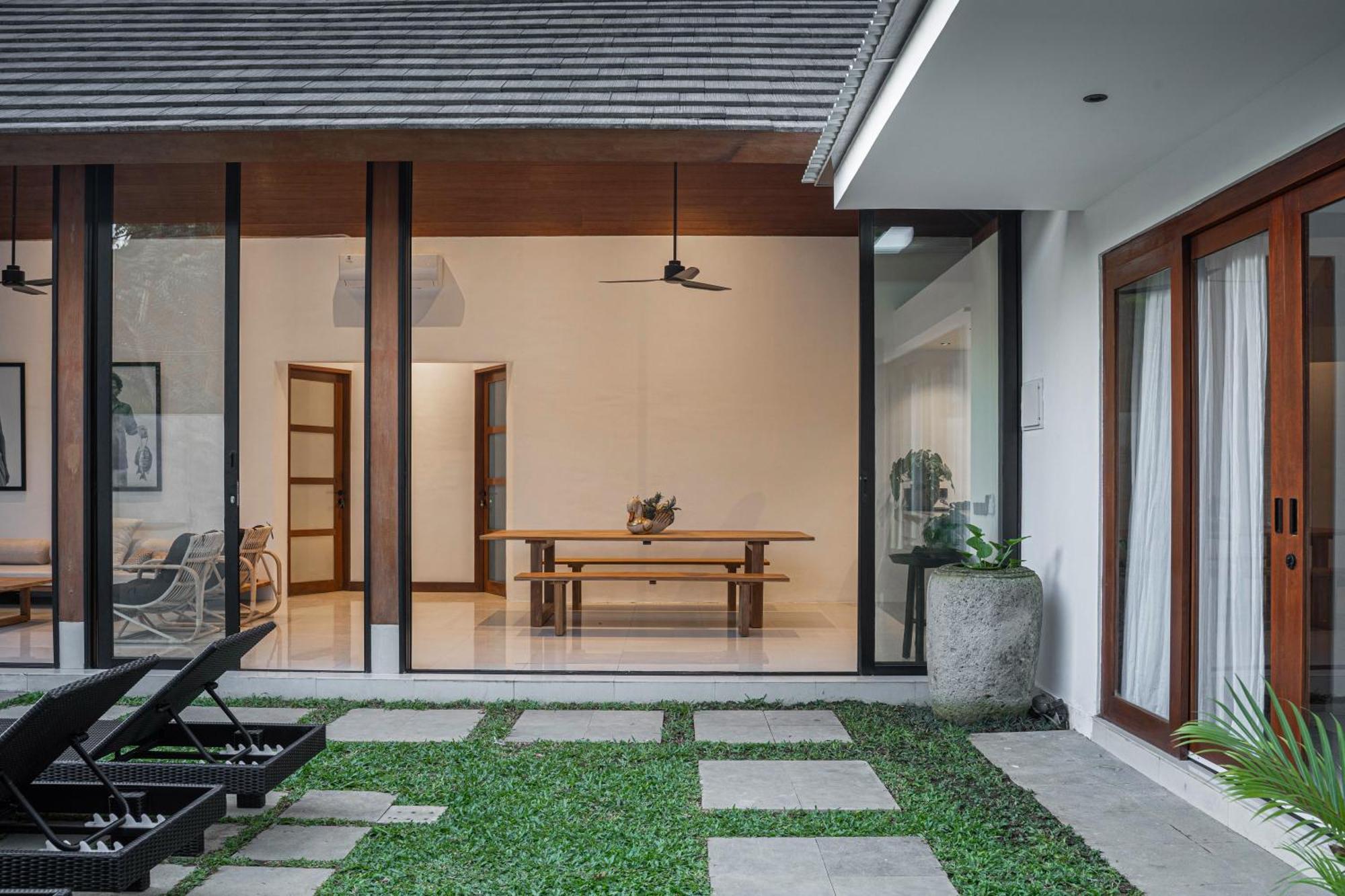 Under The Sun - * Seminyak (Bali)
