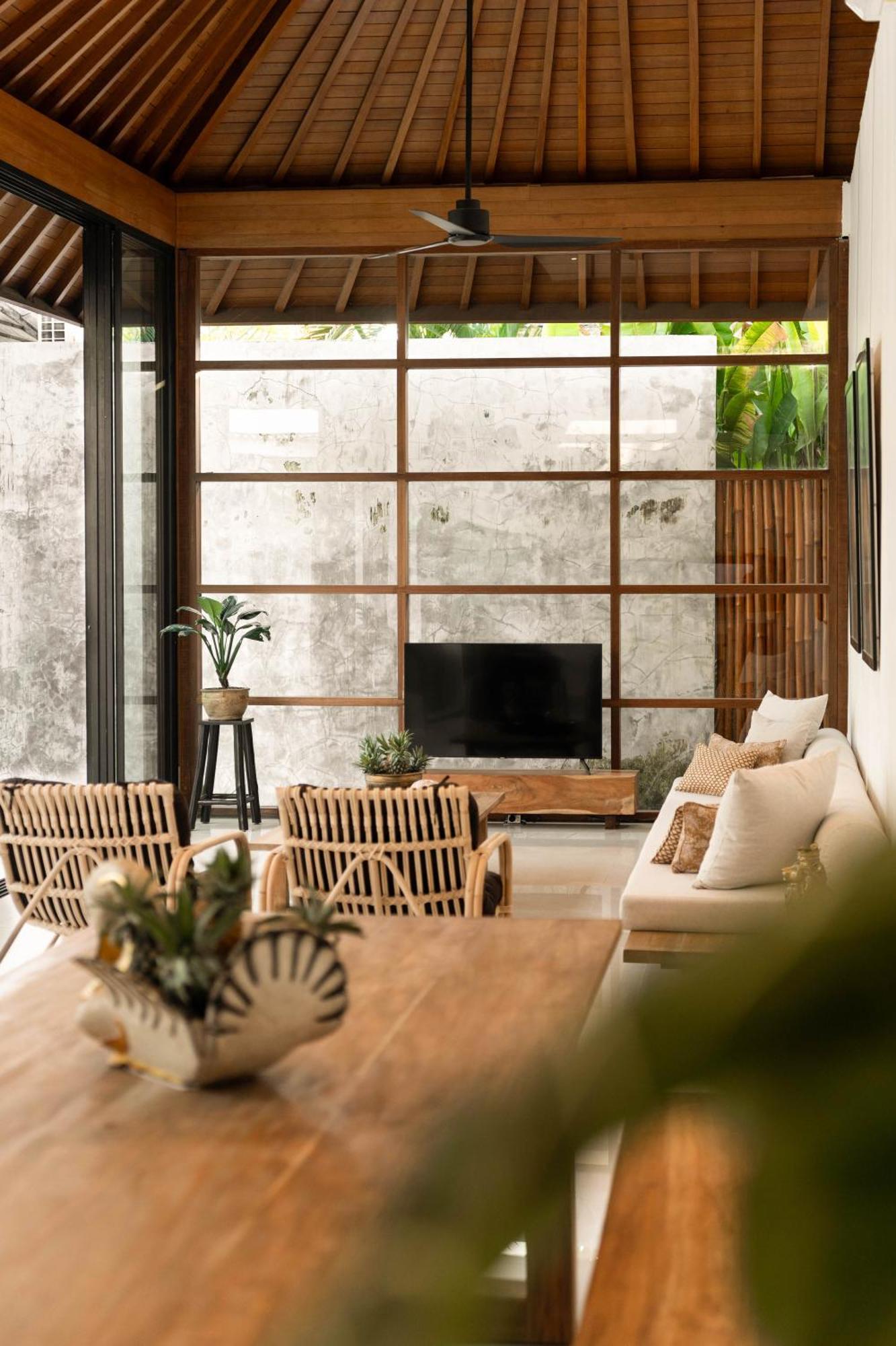Under The Sun - Seminyak (Bali)