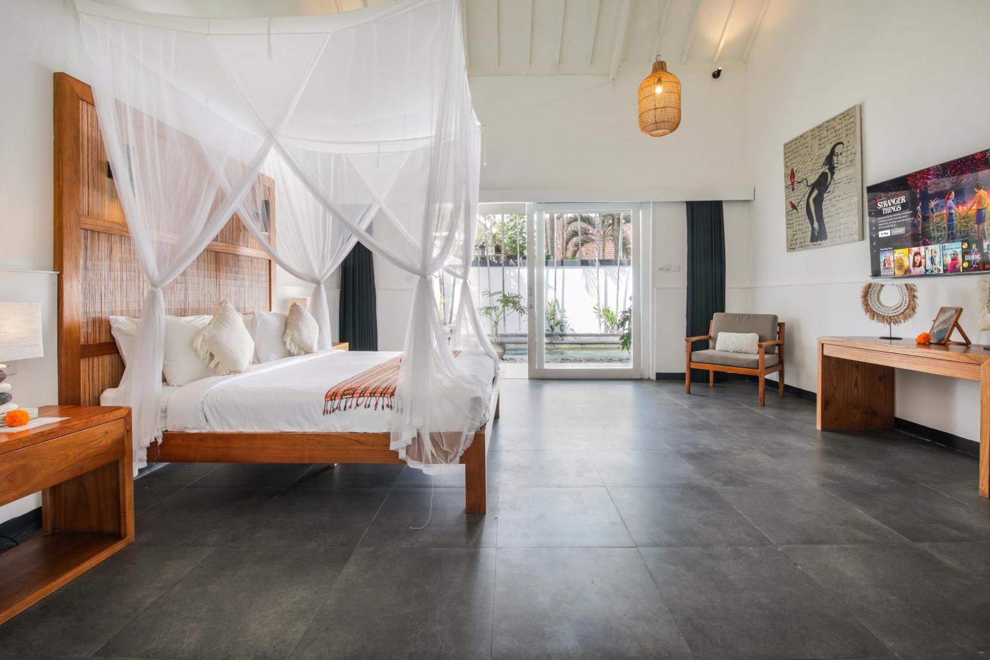 Zebra Walking Distance To Potato Head Villa Seminyak (Bali)